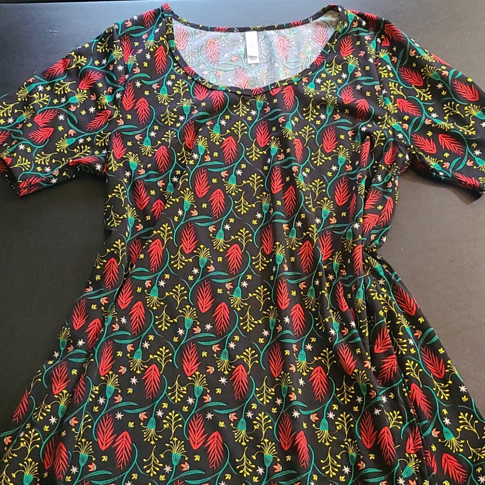 Size Large LuLaRoe Perfect T